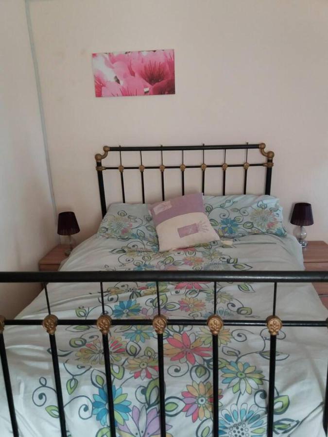 2-Bed Apartment - Sleeps 3 - Parking - Near Албокс Екстериор снимка